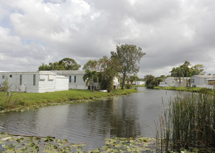 Sunshine Village in Davie, FL - Building Photo - Building Photo