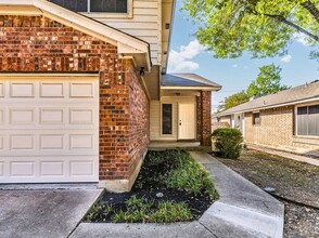 1821 Friars Tale Ln in Austin, TX - Foto de edificio - Building Photo