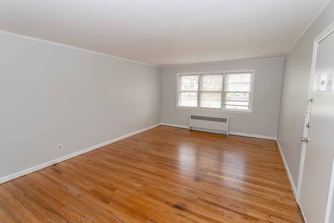 197 Quaker Ln S, Unit 2 in West Hartford, CT - Foto de edificio