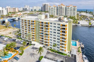 2900 NE 30th St in Fort Lauderdale, FL - Building Photo