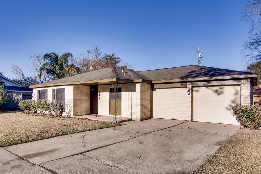 304 Lisa Ct in Friendswood, TX - Building Photo