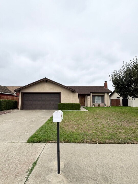 109 N W St in Lompoc, CA - Building Photo