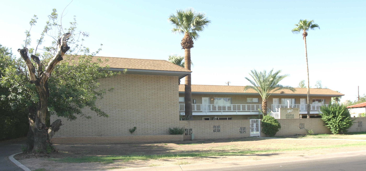 Mariposa in Phoenix, AZ - Building Photo