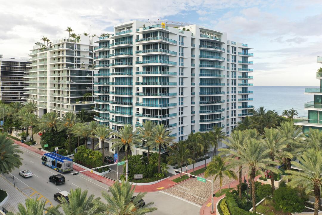 Azure in Surfside, FL - Foto de edificio