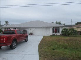 926 SE 8th St in Cape Coral, FL - Building Photo