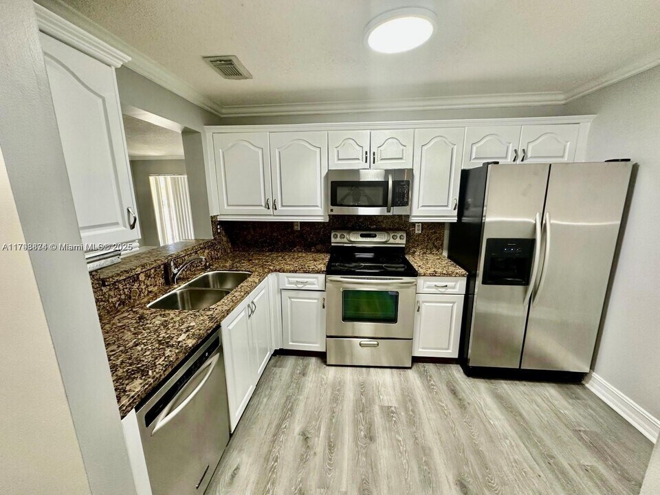 15711 SW 137th Ave in Miami, FL - Building Photo