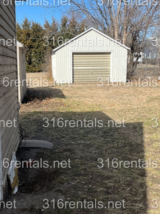 918 W 5th St in Newton, KS - Building Photo - Building Photo