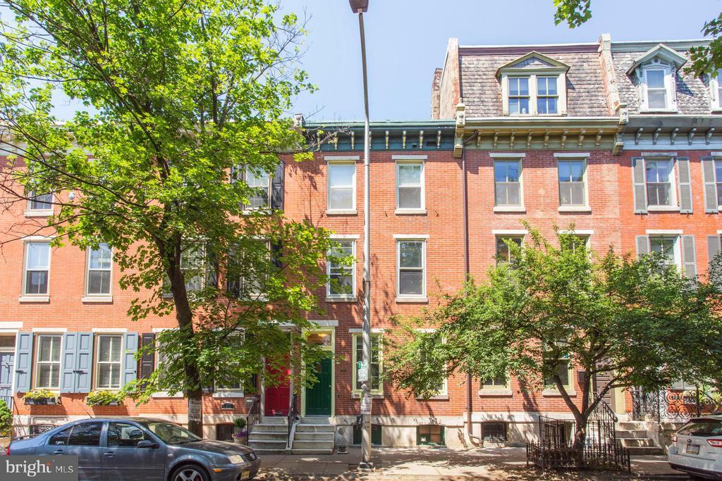 2211 Pine St in Philadelphia, PA - Building Photo