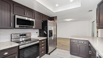 1695 Kenora Dr in Escondido, CA - Building Photo