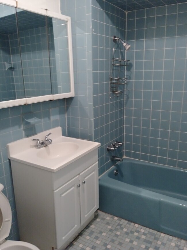1560 Ella T Grasso Blvd-Unit -2nd Floor in New Haven, CT - Building Photo - Building Photo