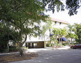 Villa Santander in Coral Gables, FL - Foto de edificio - Building Photo