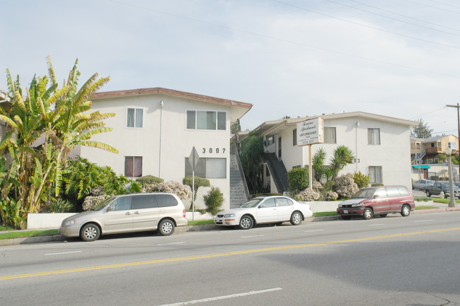 Rowena Apartments in Los Angeles, CA - Building Photo - Building Photo