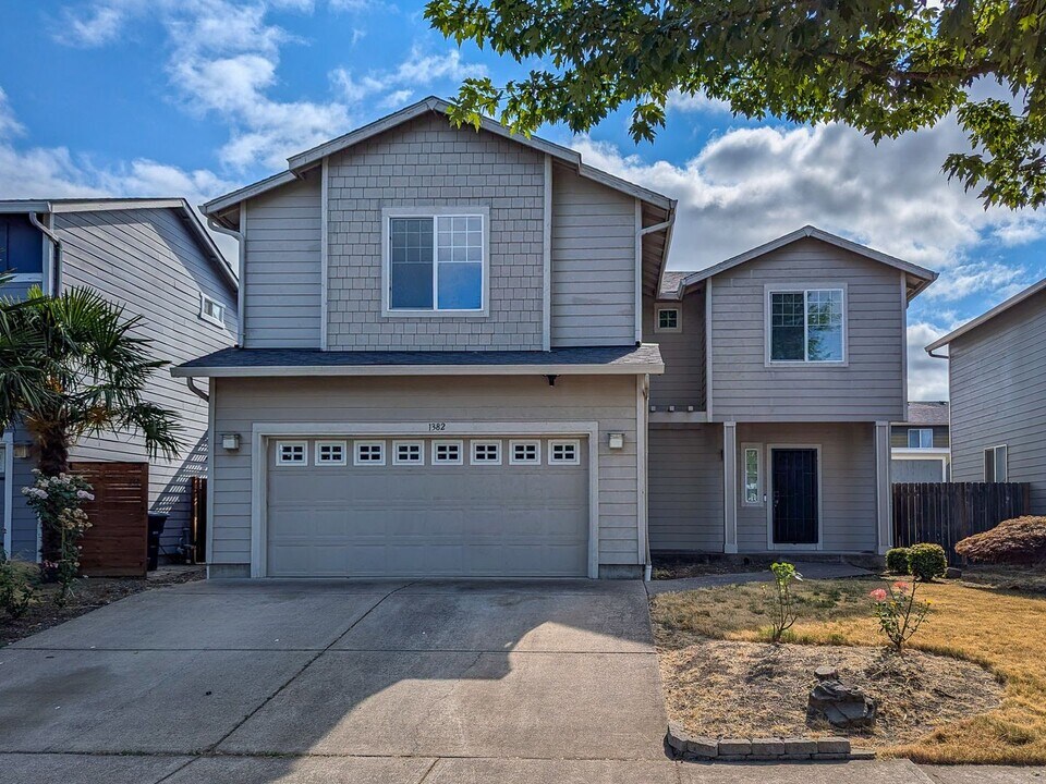 1382 Glacier View St SE in Salem, OR - Building Photo