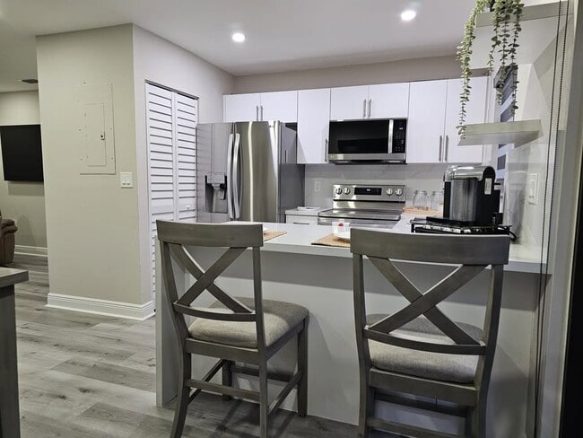 11022 SW 6th St, Unit Renovated Duplex Near FIU in Miami, FL - Foto de edificio - Building Photo
