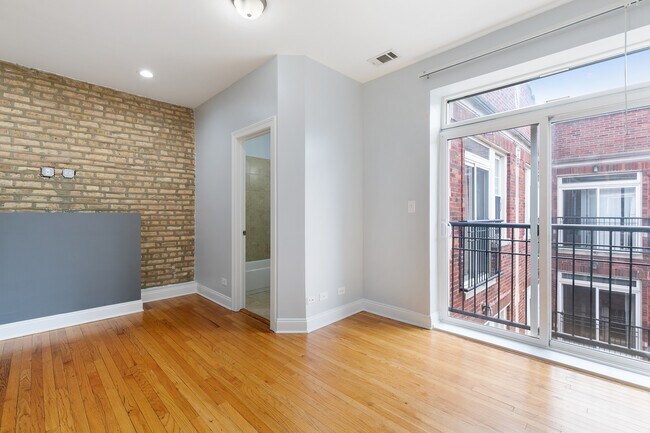 2005 W Jarvis Ave in Chicago, IL - Building Photo - Building Photo