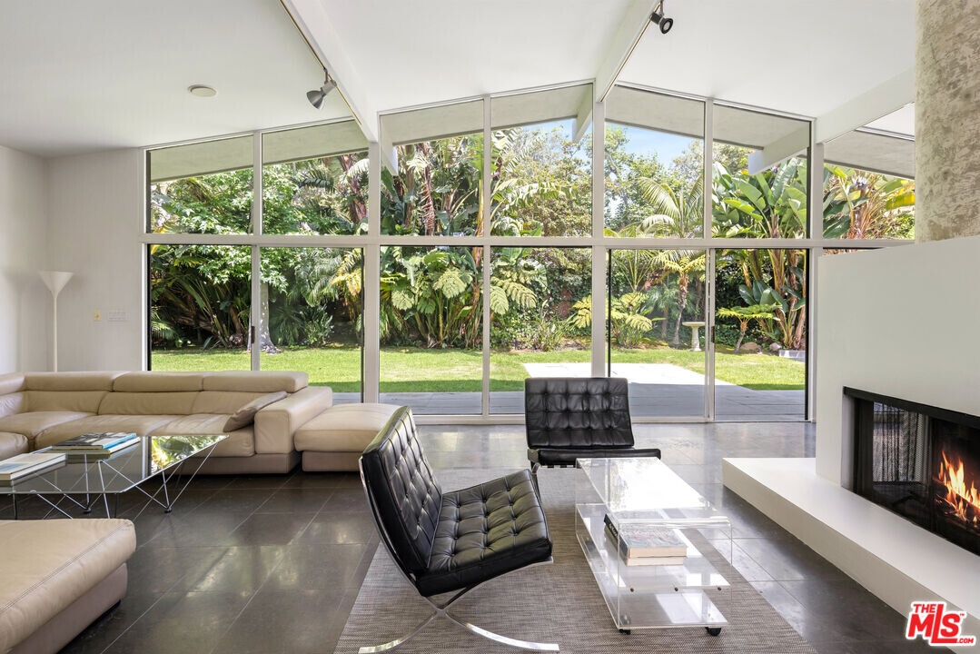 30611 Las Estrellas Dr in Malibu, CA - Building Photo