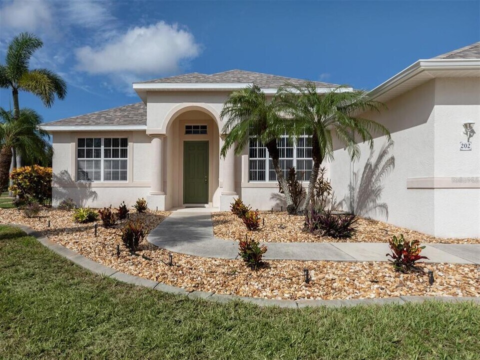202 Lake Victoria Ct in Englewood, FL - Building Photo