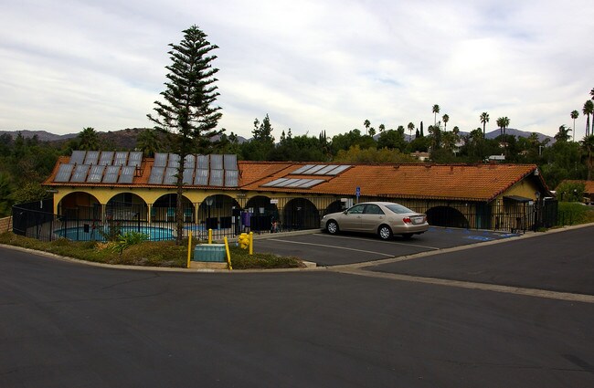 Lamplighter Los Coches Mobile Home Park in Lakeside, CA - Foto de edificio - Building Photo