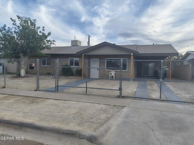 4908 Blue Ridge Cir in El Paso, TX - Building Photo - Building Photo