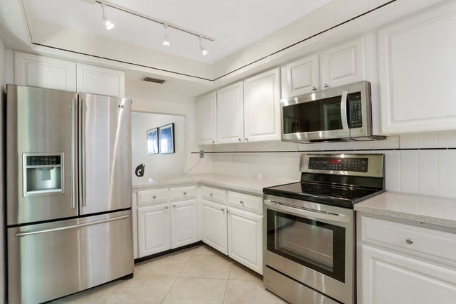 44 Yacht Club Dr-Unit -409 in North Palm Beach, FL - Building Photo - Building Photo