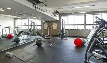 12 Stoneholm St, Unit 619 in Boston, MA - Foto de edificio - Building Photo