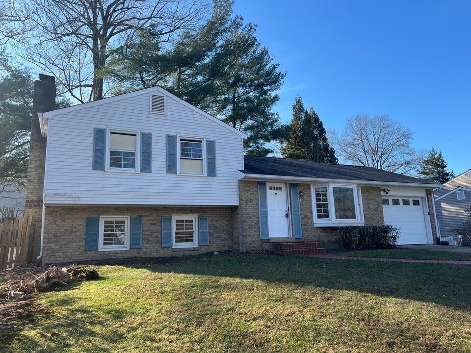 3233 Holly Berry Ct in Falls Church, VA - Building Photo