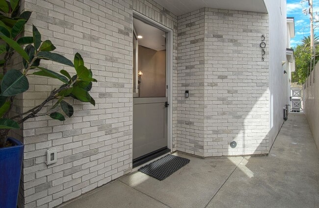 503 1/2 Poinsettia Ave in Newport Beach, CA - Building Photo - Building Photo