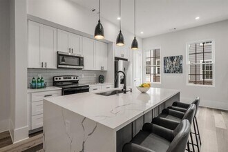 3165 Dogwood Dr in Hapeville, GA - Building Photo - Building Photo