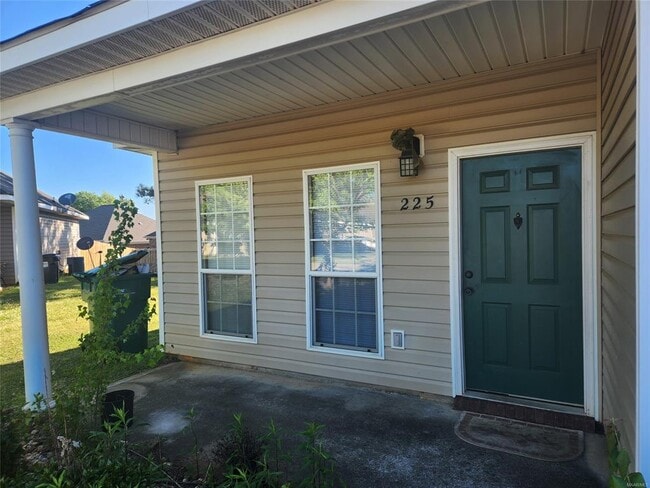 225 Pine Meadows Cir in Elmore, AL - Building Photo - Building Photo
