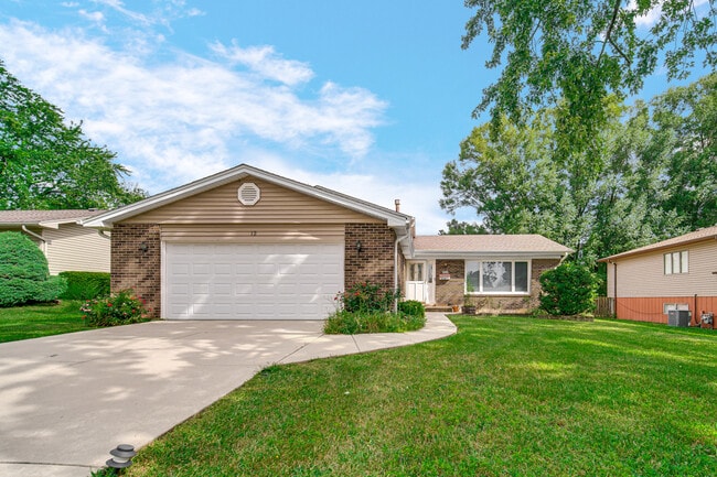 12 W Beech Dr in Schaumburg, IL - Building Photo - Building Photo