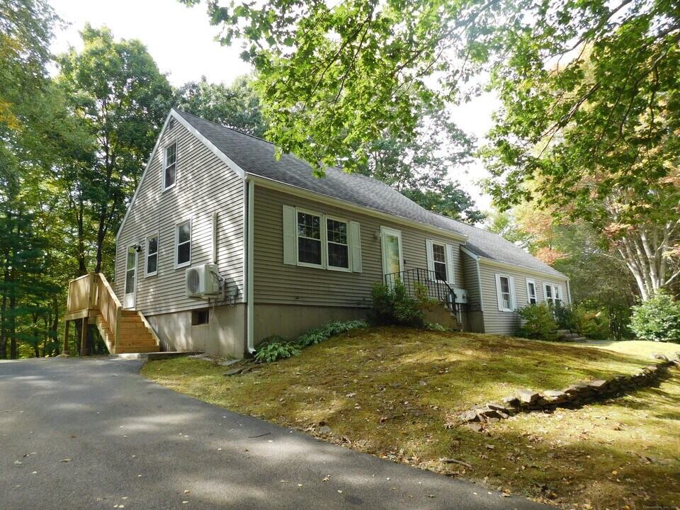 101 Stage Harbor Rd in Marlborough, CT - Building Photo