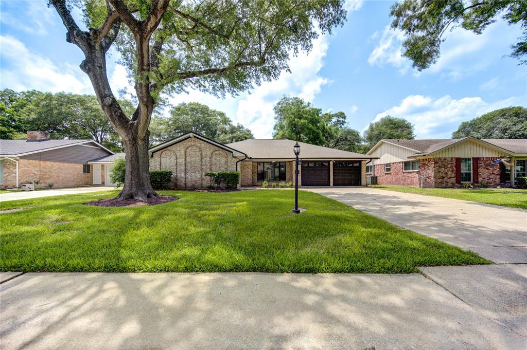 1719 Bowline Rd in Houston, TX - Building Photo
