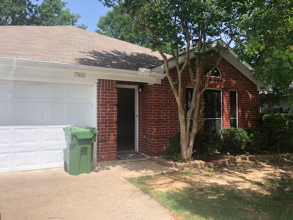 7502 Yorkmeadow Dr in Arlington, TX - Building Photo
