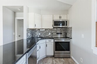 13 Hinton Ave-Unit -Upper in Babylon, NY - Building Photo - Building Photo