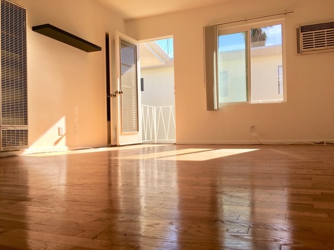 1318 N Martel Ave, Unit 6 in Los Angeles, CA - Building Photo - Building Photo