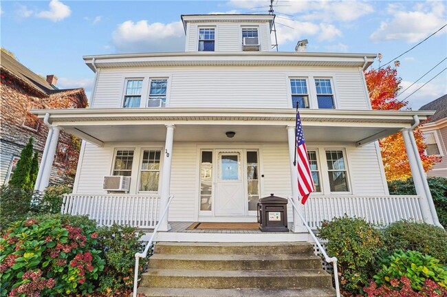 10 Peckham Ave in Newport, RI - Foto de edificio - Building Photo