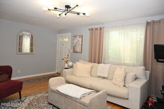 16 Manor Dr in Red Bank, NJ - Building Photo - Building Photo