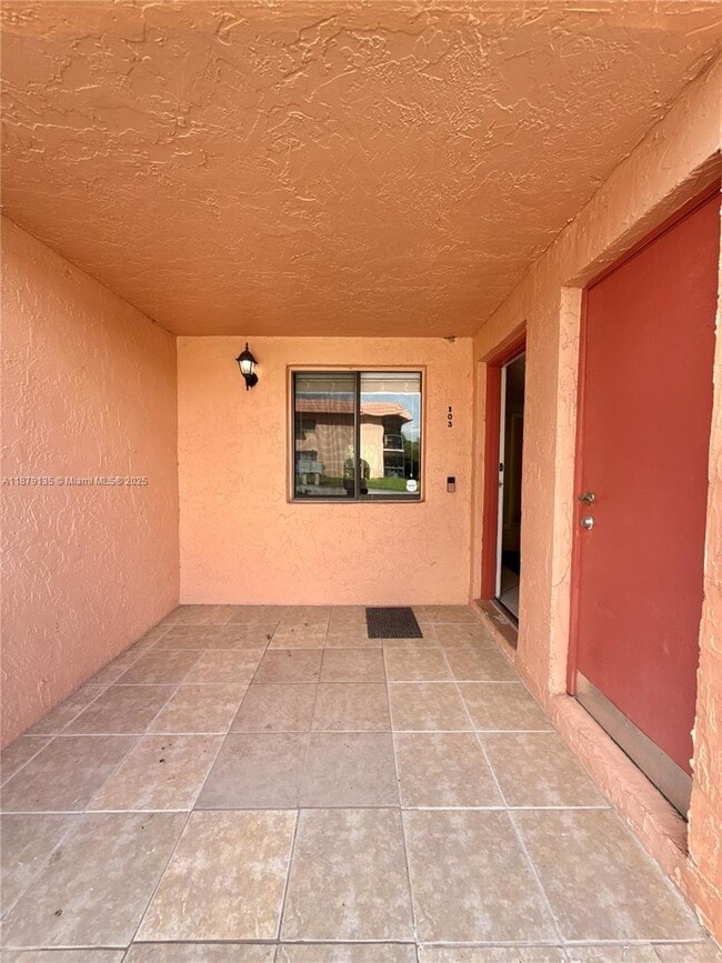227 Lakeview Dr in Weston, FL - Building Photo - Building Photo