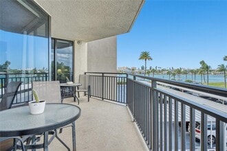 690 Island Way in Clearwater, FL - Foto de edificio - Building Photo