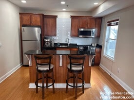 51 Taylor St, Unit 4 in Waltham, MA - Building Photo