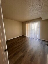 6050 Melody Ln in Dallas, TX - Foto de edificio - Building Photo