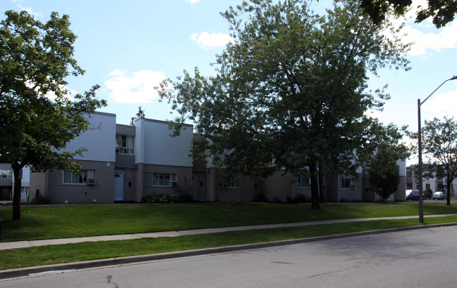 35-49 Lexington Ave in Toronto, ON - Building Photo - Primary Photo