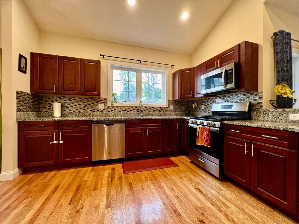 45 Candlelight Ln in Bellingham, MA - Building Photo
