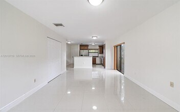 11000 SW 112th Ave in Miami, FL - Building Photo - Building Photo