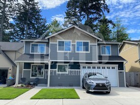 187 NE Ragweed Way in Bremerton, WA - Building Photo