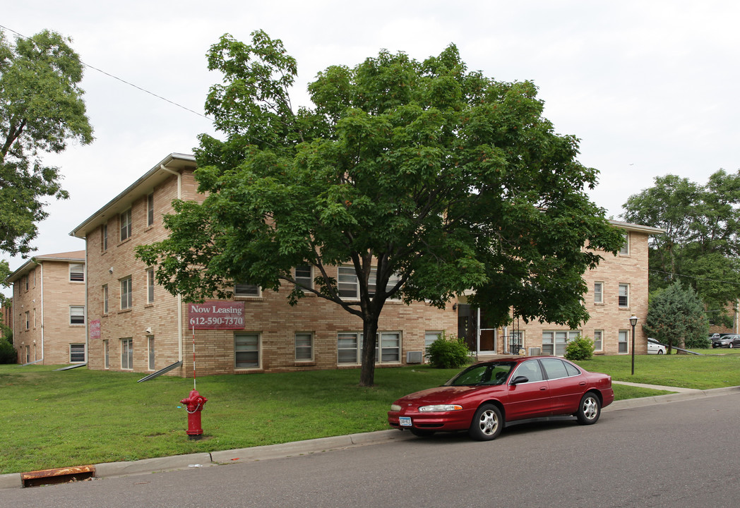 8200 31st St W in St. Louis Park, MN - Building Photo