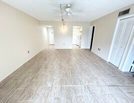 1127 King Arthur Ct, Unit King Arthur’s Court in Dunedin, FL - Building Photo