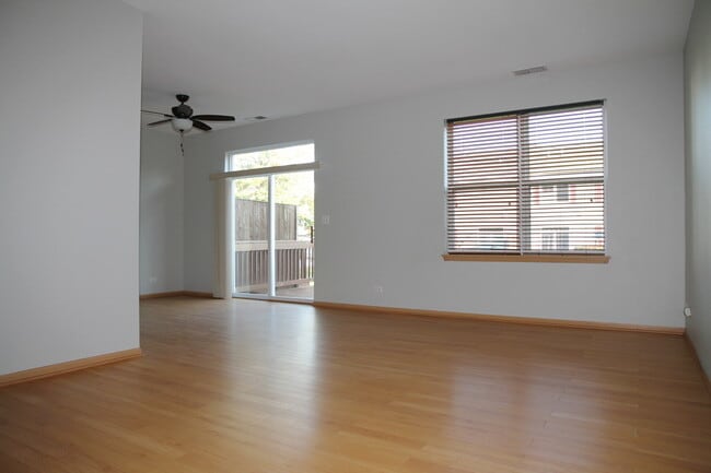 383 Chesapeake Ln in Oswego, IL - Building Photo - Building Photo