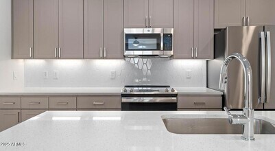 5885 S 32nd St, Unit A1 in Phoenix, AZ - Foto de edificio - Building Photo