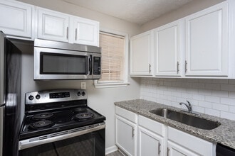 10 on Broad in Columbus, GA - Building Photo - Interior Photo